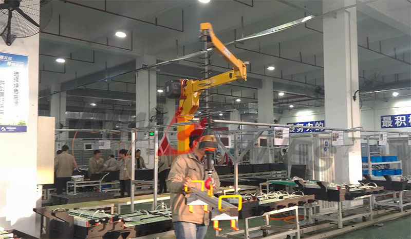 服务于上海某实业型公司的智能折臂提升机